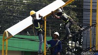 Pekerja tengah menyelesaikan pengerjaan proyek pembangunan JPO di Jalan Jend. Sudirman, Kranji, Kota Bekasi, Rabu (18/11/2020).