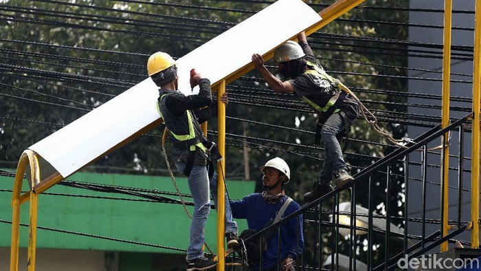 Pemkot Bekasi membangun JPO di Jalan Jend. Sudirman, Kranji, Bekasi. JPO ini untuk mengurangi kemacetan akibat adanya orang menyeberang.
