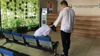 Ia sedih akan berpisah untuk sementara waktu dengan sang suami dan anaknya. Foto: Hanif/detikHOT