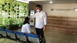 Potret Vanessa Angel Serahkan Diri ke Rutan Pondok Bambu
