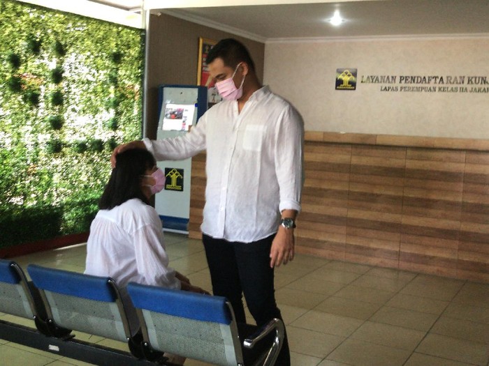Vanessa Angel menyerahkan diri ke rutan pondok bambu