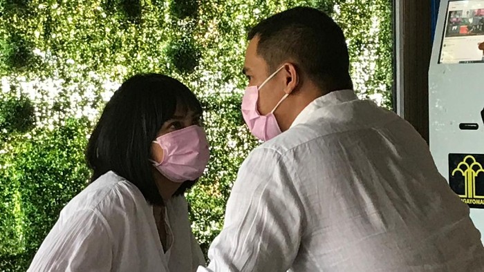 Vanessa Angel Vanessa Angel menyerahkan diri ke rutan pondok bambu