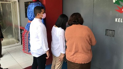 Potret Vanessa Angel Serahkan Diri ke Rutan Pondok Bambu