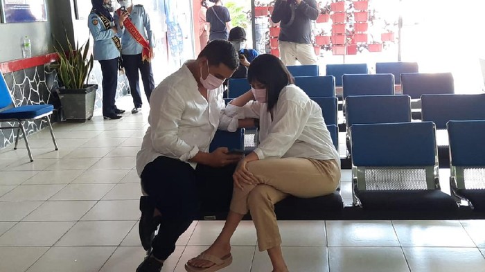 Vanessa Angel tiba di Lapas Pondok Bambu, Jakarta Timur. Dia datang ditemani oleh suaminya.