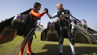 Dia terbang dengan menggunakan sayap karbon Kevlar bermesin empat. Kecepatannya mencapai 400 km/jam dan mampu mencapai ketinggian 6.100 meter. AP Photo/Kamran Jebreili  