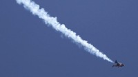 Namun otoritas setempat belum merinci kasus tersebut. Reffet merupakan salah satu manusia jet (Jetman) Dubai. AP Photo/Kamran Jebreili  