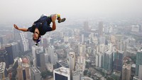 Ia pun telah beberapa kali memecahkan rekor dunia salah satunya seperti melompat dari Burj Khalifa, gedung tertinggi di dunia dengan ketinggian 828 meter (2.716 kaki) di Dubai. AP Photo/Vincent Thian  
