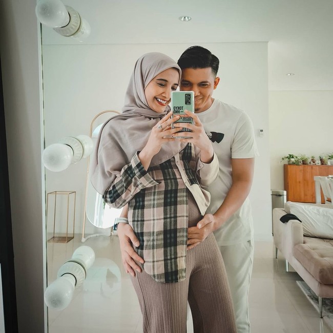 Demi menjaga kesehatan Zaskia Sungkar dan bayi yang sudah lama diidam-idamkan, Irwansyah berniat membangun rumah lengkap dengan fasilitas lift. Hal itu diungkapkannya lewat vlog yang diunggah di channel YouTube The Sungkars Family pada 16 September 2020. Saat ini rumah pasangan aktor dan desainer tersebut masih dalam tahap pembangunan. Di sini nanti ada lift. Karena Zaskia nggak kuat naik. Takut ya, namanya hamil. Jadinya pakai lift mintanya, tutur Irwansyah ketika memperlihatkan desain rumah barunya. (Foto: Instagram @irwansyah_15)
