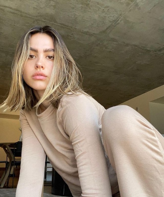 Peradangan diduga karena infeksi tindikan pada payudara. Kejadian tersebut dialaminya saat menghadiri konser Coachella. Aku demam dengan suhu 40 derajat (Celsius)... payudara kiriku membesar. Usiaku saat itu 16 tahun dan sudah mengalami mastitis, bayangkan saja, kata model 19 tahun itu seperti dikutip People. (Foto: Instagram/@ameliagray)