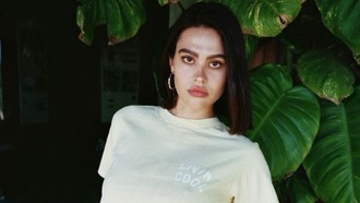 Model Ini Ungkap Perjalanan Bolak-balik Operasi Payudara Sejak Usia 16