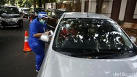 Meski rapid test CCOVID-19 drive thru tak perlu berdesak-desakan yang berisiko tertular dari orang lain, namun warga yang menggunakan kendaraan harus rela antre panjang saat akan memasuki RSPI.