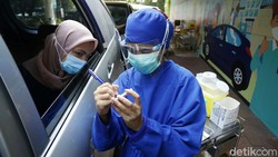 Rumah Sakit Pondok Indah menyediakan layanan rapid test Corona drive thru hari ini. Banyaknya pengendara yang akan rapid test membuat antrean mengular panjang.