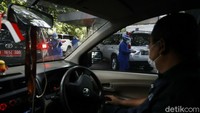 Sejumlah tim medis melakukan tes rapid kepada satu per satu pengendara.
