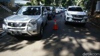 Antrean kendaraan tampak mengular panjang.