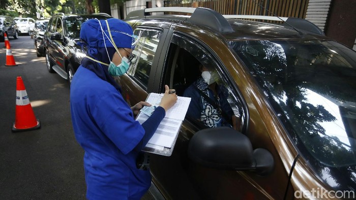 Antrean Kendaraan Saat Rapid Test Drive Thru di RSPI Rumah Sakit Pondok Indah (RSPI), menyediakan layanan Rapid Test Covid-19 Drive Thru dengan harga Rp 150 ribu. Meski Rapid Test Covid-19 Drive Thru tak perlu berdesak-desakan yang berisiko tertular dari orang lain, namun warga yang menggunakan kendaraan harus rela antri panjang saat akan memasuki RSPI.