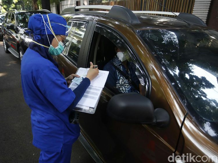 Potret Antrean Kendaraan Saat Rapid Test Drive Thru di RSPI