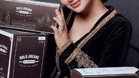 Tak hanya jago bikin kue, Ariel Tatum juga membuka bisnis kue untuk oleh-oleh khas Surabaya. Kuenya itu ia beri nama Bolu Joeang. Foto: Instagram @arieltatum