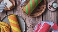 Kue yang ditawarkan olehnya berupa bolu gulung. Ada varian keju, mangga, hingga balutan oreo yang renyah. Foto: Instagram @arieltatum