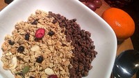 Punya tubuh ideal nan seksi, tentu saja Ariel Tatum sangat menjagannya. Ia tak berdiet, tapi tetap mengonsumsi makanan sehat, seperti granola satu ini. Foto: Instagram @arieltatum