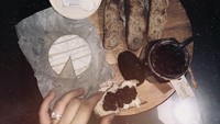 Roti sour dough juga jadi andalannya. Ia menikmatinya dengan potongan keju dan selai blueberry. Foto: Instagram @arieltatum