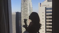 Ngopi cantik adalah rutinitas wajib Ariel Tatum. Ia mengabadikan momen ngopi cantiknya ini saat berlibur ke Jepang. Foto: Instagram @arieltatum
