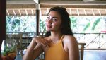 10 Pose Seksi Ariel Tatum Saat Bikin Kue dan Ngopi