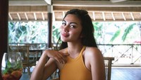 Pemain film Cinta Rockstar ini juga suka makan ke restoran. Ia pun selalu mengabadikan fotonya saat menikmati makanan. Foto: Instagram @arieltatum
