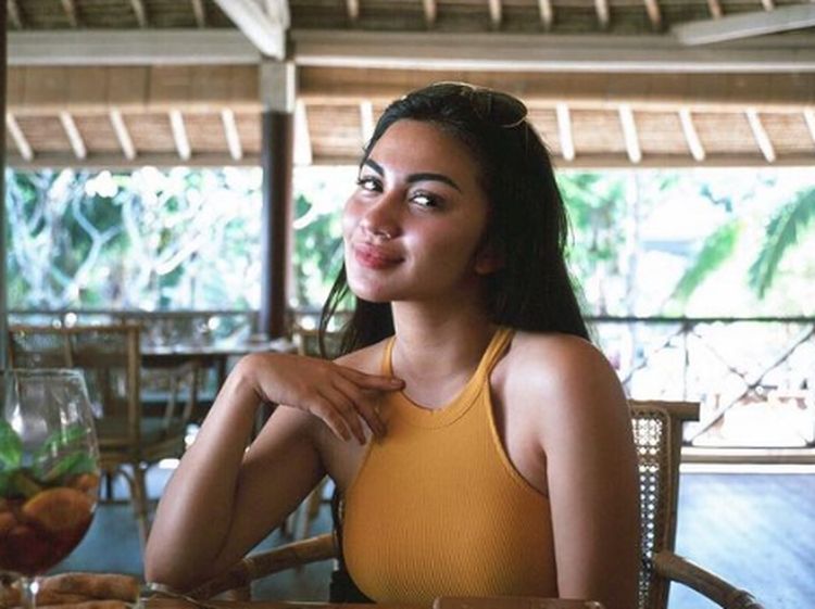 10 Pose Seksi Ariel Tatum Saat Bikin Kue dan Ngopi