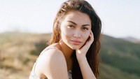 Namun kabar itu itu dibantah wanita berparas cantik itu. Foto: Instagram @arieltatum
