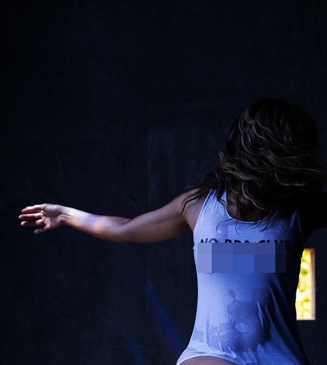 Dalam sebuah unggahannya, Halle Berry berpose dengan kaus basah yang dihiasi tulisan No Bra Club. (Foto: Instagram)