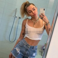 Miley Cyrus pernah gencar menyuarakan gerakan free the nipples. Makanya tak heran bila banyak foto di medsos Miley Cyrus yang mengumbar payudaranya. (Foto: Instagram)