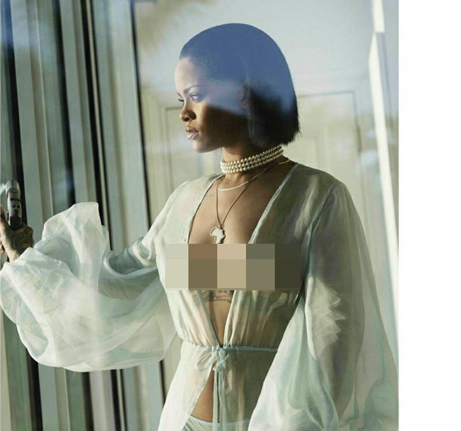 Berpenampilan seksi bukan sesuatu yang asing bagi Rihanna. Tak cuma di karpet merah, tapi juga di media sosial. Salah satu unggahannya memperlihatkan pelantun Work itu berbalut kimono transparan yang mengekspos payudaranya. (Foto: Instagram)