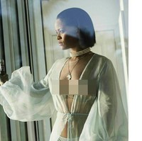 Berpenampilan seksi bukan sesuatu yang asing bagi Rihanna. Tak cuma di karpet merah, tapi juga di media sosial. Salah satu unggahannya memperlihatkan pelantun Work itu berbalut kimono transparan yang mengekspos payudaranya. (Foto: Instagram)
