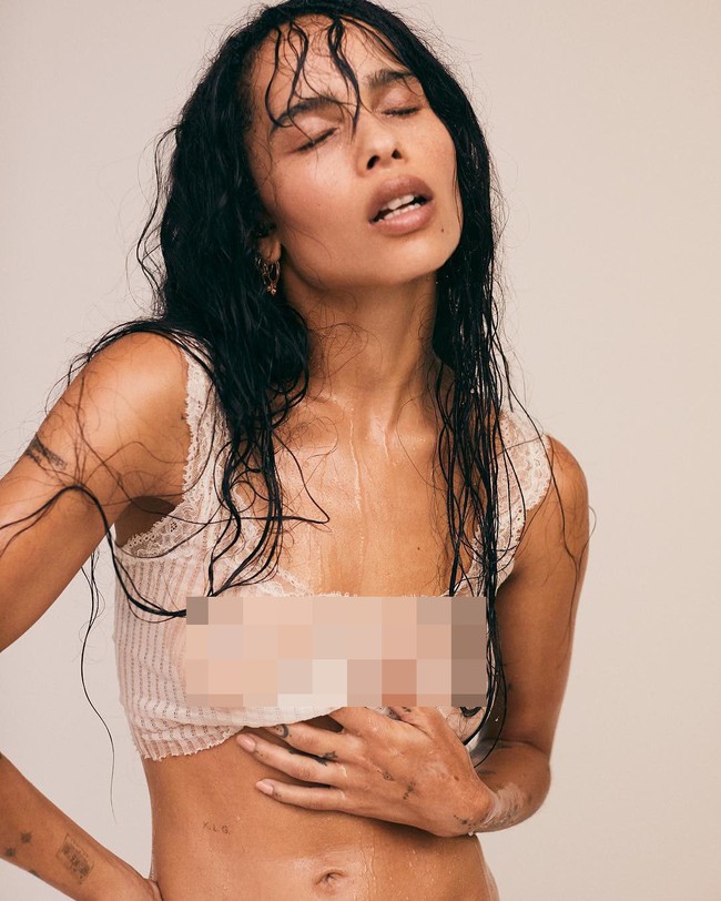 Putri Lenny Kravitz, aktris Zoe Kravitz, pun tak sungkan untuk berpose seksi dalam balutan busana transparan. (Foto: Instagram)