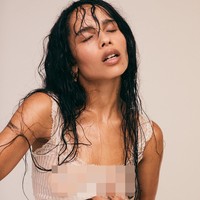 Putri Lenny Kravitz, aktris Zoe Kravitz, pun tak sungkan untuk berpose seksi dalam balutan busana transparan. (Foto: Instagram)