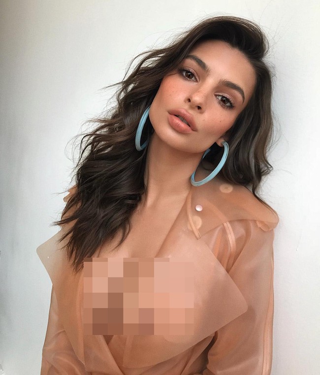Pernah suatu saat model seksi Emily Ratajkowski mengunggah foto dirinya dalam balutan outerwear transparan. Fotonya langsung dibanjiri likes. (Foto: Instagram)
