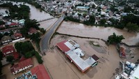 Desa-desa di wilayah itu masih tergenang banjir akibat dampak badai Eta yang menerjang dua minggu lalu. Di El Salvador, badai Iota telah menghilang pada Rabu (18/11) pagi, namun otoritas di seluruh Nikaragua dan Honduras masih berjuang mengatasi banjir yang tersisa di wilayah itu. Yoseph Amaya/Getty Images.