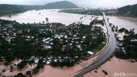 Pemandangan dari banjir menggenangi permukiman dan jalan utama di Lima, Honduras. Yoseph Amaya/Getty Images.