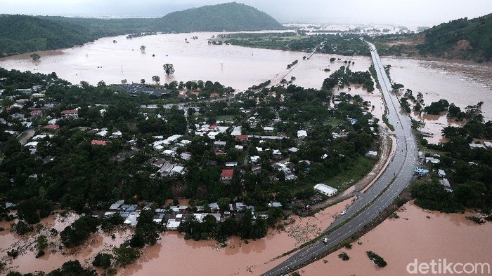 Badai Lota Terjang Honduras Badai Iota menyebabkan banjir bandang di sejumlah daerah di Amerika Tengah. Puluhan ribu orang di Amerika Tengah pun harus mengungsi Rabu (18/11).