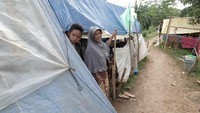 Sejumlah warga korban banjir membangun tenda darurat di atas tanggul sungai di Desa Gentasari, Kroya.
