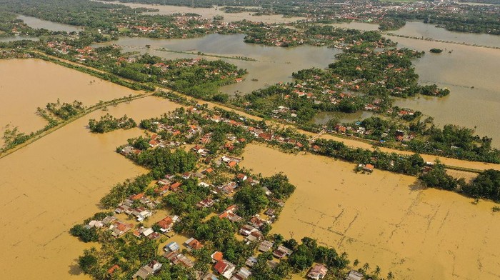 BANJIR ISOLIR SEJUMLAH WILAYAH DI CILACAP Sejumlah rumah warga yang terisolir akibat banjir di Desa Gentasari, Kroya, Cilacap, Jateng, Kamis (19/11/2020). Banjir yang terus meluas dan telah menggenangi 46 desa di Kabupaten Cilacap, juga mengakibatkan beberapa lokasi terisolir, sehingga mobilitas warga terpaksa harus menggunakan perahu atau rakit darurat. ANTARA FOTO/Idhad Zakaria/nz.