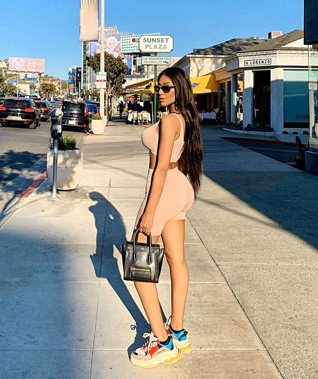 Orang-orang bilang aku mirip Kim Kardashian setiap menit. Setiap kali mereka melihatku di jalan atau di pesta atau di mana-mana, aku sering dicegat untuk diminta foto. Aku suka perhatian, itu artinya aku terlihat seperti Kim, ujar Chaly. Foto: Instagram @chalydn