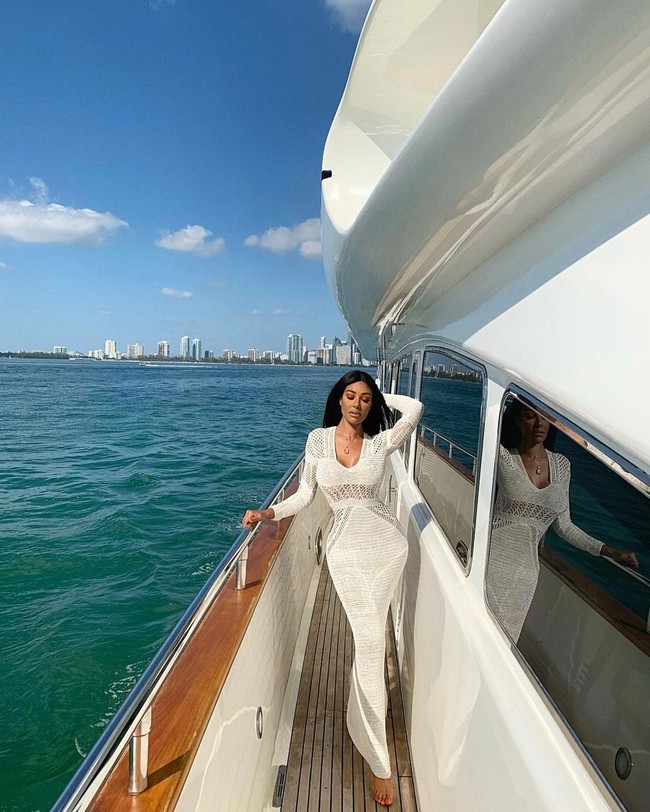 Selain karena ngefans dengan Kim Kardashian, wanita itu merasa harus selalu trendy karena merupakan seorang influencer. Ia mengaku hampir selalu membeli busana baru setiap pergantian musim. Foto: Instagram @chalydn