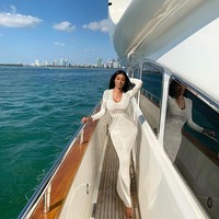 Selain karena ngefans dengan Kim Kardashian, wanita itu merasa harus selalu trendy karena merupakan seorang influencer. Ia mengaku hampir selalu membeli busana baru setiap pergantian musim. Foto: Instagram @chalydn