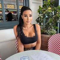 Barang branded mahal lain yang dibeli karena terinspirasi Kim Kardashian adalah tas Louis Vuitton dan Givenchy. Aku menghabiskan banyak uang untuk hand bag. Aku bisa bilang tiga sampai empat ribu poundsterling. Aku selalu mengganti tasku karena aku harus mengikuti para (anggota keluarga) Kardashian, kata Chaly. Foto: Instagram @chalydn