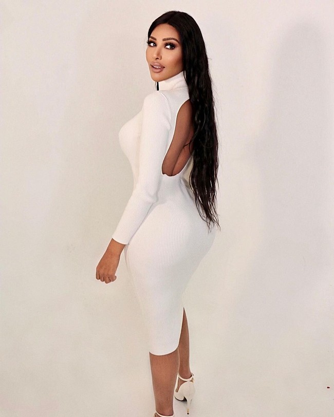 Untuk menyamaikan gaya Kim tentu Chaly perlu membeli baju dari brand-brand mahal. Ia pun pernah membeli jubah dan sepatu Givenchy yang masing-masing seharga £7,000 (Rp 131 jutaan) dan £1,000 (Rp 18 jutaan) . Foto: Instagram @chalydn