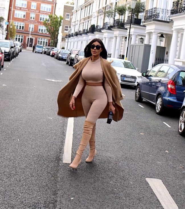 Banyak wanita terobsesi untuk tampil seperti Kim Kardashian. Mereka pun tak ragu mengeluarkan banyak uang untuk makeup, busana, prosedur kecantikan bahkan operasi plastik. Selebgram Chaly D.N. sendiri merogoh kocek miliaran rupiah yang sepertinya tak sia-sia karena banyak orang mengiranya Kim betulan. Foto: Instagram @chalydn