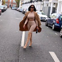 Banyak wanita terobsesi untuk tampil seperti Kim Kardashian. Mereka pun tak ragu mengeluarkan banyak uang untuk makeup, busana, prosedur kecantikan bahkan operasi plastik. Selebgram Chaly D.N. sendiri merogoh kocek miliaran rupiah yang sepertinya tak sia-sia karena banyak orang mengiranya Kim betulan. Foto: Instagram @chalydn