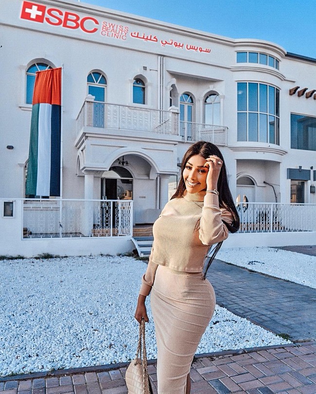 Hingga kini Chaly telah menghabiskan £1 juta atau sekitar Rp 8 miliaran untuk berbagai hal yang dibelinya agar terlihat mirip Kim Kardashian. Foto: Instagram @chalydn