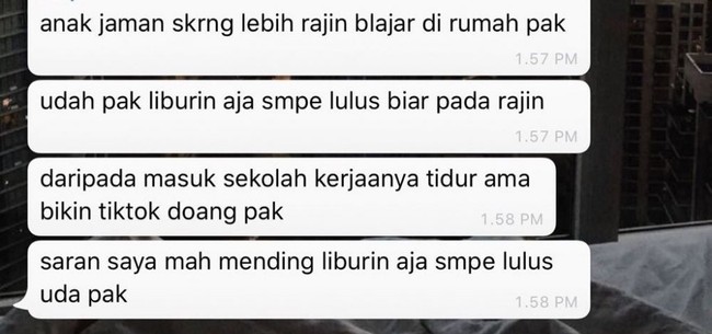 Saking lamanya belajar online sampai minta gurunya buat ngeliburin aja sampe lulus. Wah kalau ini sih nekat. Berdoa aja gurunya nggak murka di chat kayak gini sama muridnya. Foto: Twitter/@txtdaripelajar